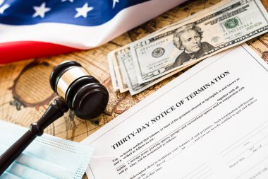 İşine son verilmesine 30 gün kala, yüz maskesi takan ve ciddi bir kriz yüzünden işini kaybeden kiracıya dikkat edin..