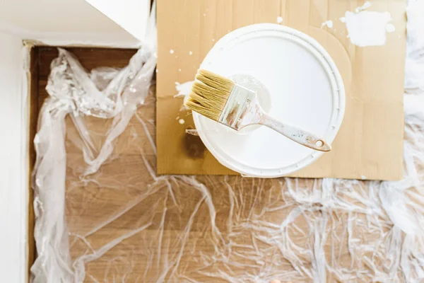 집안을 단장하기 생태학적 플라스틱 페인트 양동이에 가스를 방출하지 페인트를 — 스톡 사진