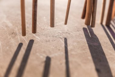 Gölgeler doğal arkaplanda çizgiler oluşturur.