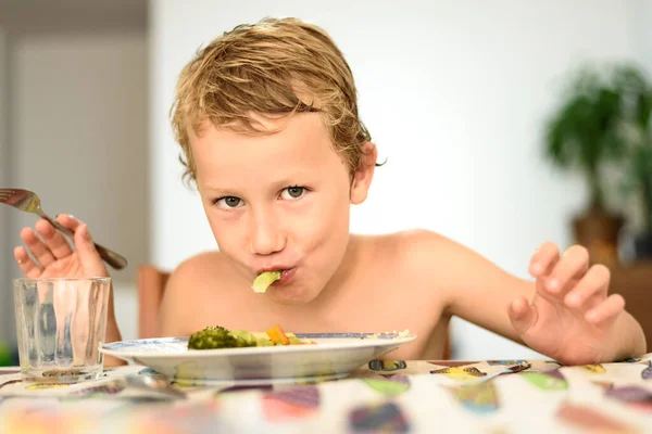 Niño Come Brócoli Saludable Mediodía Con Tenedor Verano Casa Con —  Fotos de Stock