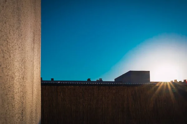 Léto Končí Intenzivní Slunce Skrývá Střechami Budovy — Stock fotografie