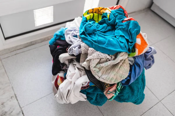 Çamaşır Makinesine Koymak Için Kirli Çamaşırlarla Dolu Bir Sepet Yerde — Stok fotoğraf