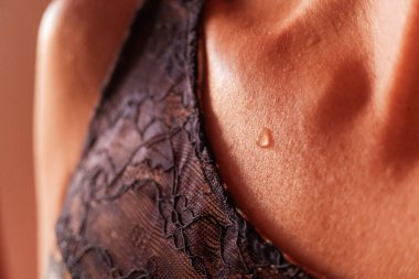 Yazın terlememek ve vücuttan su damlalarını kaybetmemek için su içmek önemlidir..