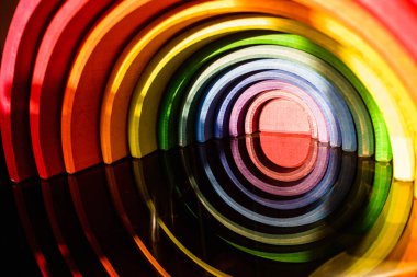 Montessori ahşap gökkuşağı istifçisi, çocuklar için eğitici istifleme oyunu.