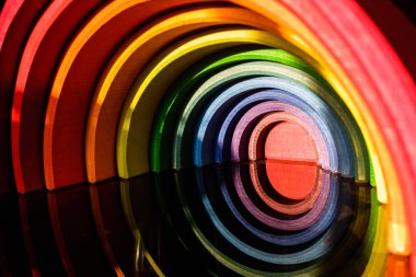 Montessori ahşap gökkuşağı istifçisi, çocuklar için eğitici istifleme oyunu.