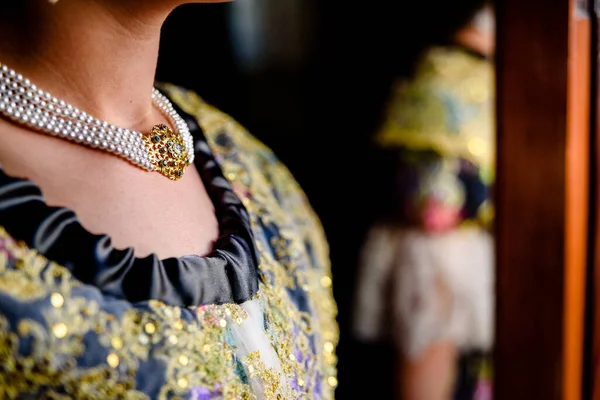Detalj Vacker Kvinna Klädd Den Traditionella Valencia Fallera Klänning Med — Stockfoto