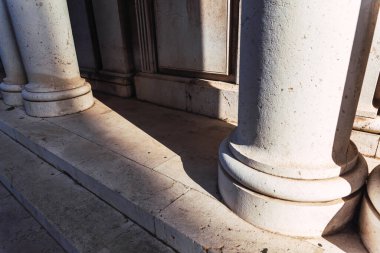 Güneş, bir hükümet binasının kayalık sütunlarını aydınlatıyor..