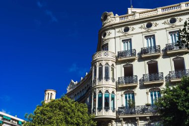 Valencia, İspanya - 20 Ağustos 2020: Valencia 'daki Puerta del Mar Meydanı' ndaki Neo-Gotik binalar.