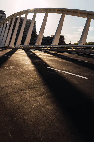 Sol Sombra Camino Puente Metálico Urbano Imagen Vertical Para Portadas —  Fotos de Stock