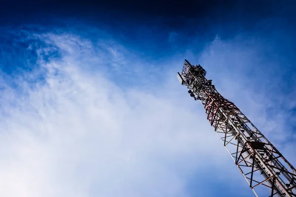 Tall Modern Communications Tower Provides Telecommunications Service City Negative Space — Stock Photo, Image