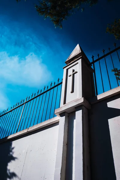 Silhouette Une Clôture Cimetière Effrayante Avec Ciel Bleu Arrière Plan — Photo