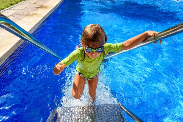 Child Enjoying Last Days Summer Pool Full Sun — Stock Photo, Image