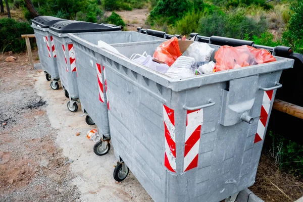 フィールドエリア内の都市廃棄物の金属ゴミ容器 — ストック写真