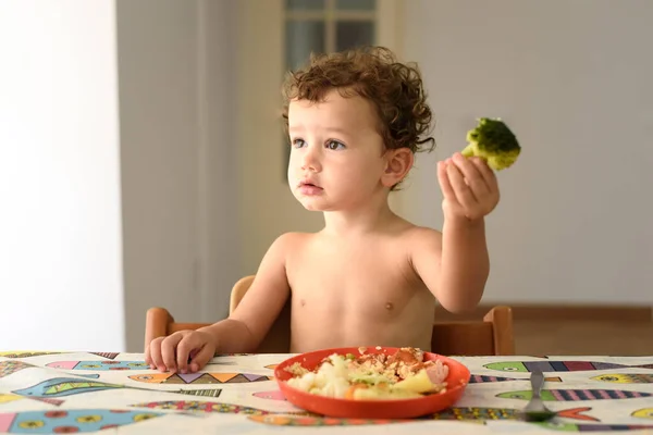Egy Kétéves Csecsemő Egészséges Módon Táplálkozik Kezével Megtanul Enni — Stock Fotó