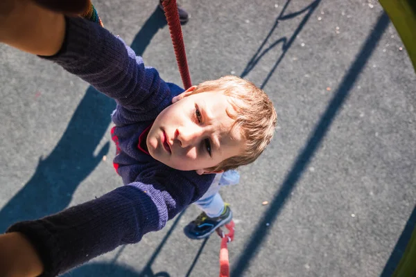 Menino Cai Com Uma Corda Uma Torre Jogo Parque — Fotografia de Stock