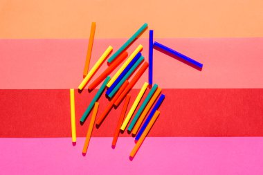 Canlı çizgilerin arkaplanına renkli silikon yapıştırıcı yapışıyor.