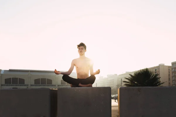 Genç Adam Şehrin Stresinden Kurtulmak Egzersiz Yapmak Için Yoga Yapıyor — Stok fotoğraf