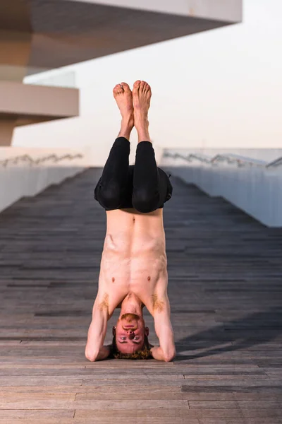 Yoga Öğrencisi Sirsasana Çalışıyor Ters Duruş Başı Yerde Dinleniyor — Stok fotoğraf