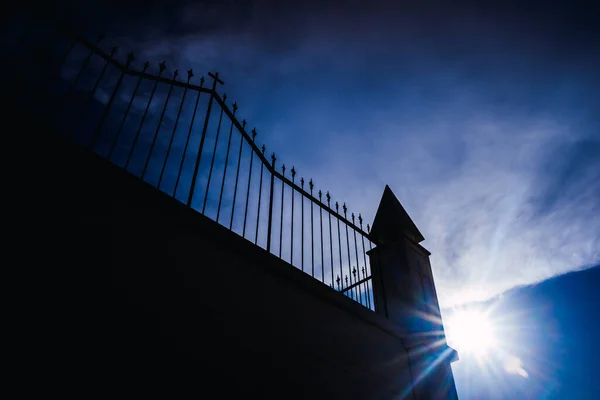 Silhouette Spooky Graveyard Fence Blue Sky Background — Stock Photo, Image