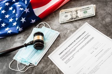 İşine son verilmesine 30 gün kala, yüz maskesi takan ve ciddi bir kriz yüzünden işini kaybeden kiracıya dikkat edin..