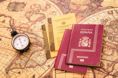 Valencia, İspanya - 6 Eylül 2020: Uluslararası aşı kartının yanında İspanyol pasaportu