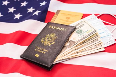 Valencia, İspanya - 6 Eylül 2020: Amerikalı gezginler yurtdışına seyahat ederken aşı kartlarını ve pasaportlarını sunmak zorundalar.