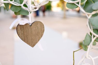 Metin ve bulanık arkaplan için yeri olan bedava asılı bir ahşap kalp..