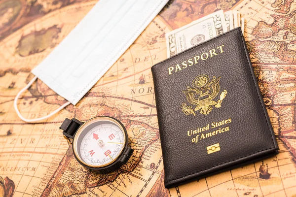 Американський Паспорт Патріотичному Тлі Мандрівників Маскою — стокове фото