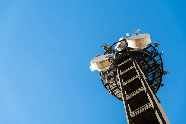 Telecommunicatietoren Geïsoleerd Blauwe Lucht Achtergrond Met Tientallen Antennes — Stockfoto