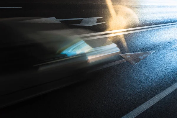 Araba uyanıyor, süpürülüyor, karanlık bir şehir yolunda fosil yakıtla sürülüyor..