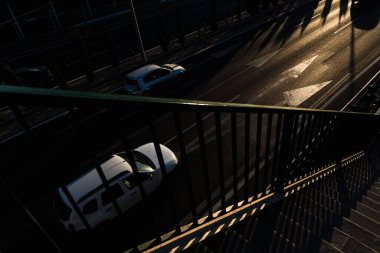 Valencia, İspanya - 7 Eylül 2020: Yazın son günlerinde şehir yolunda arabalar sürülür.