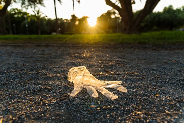 Пластикові Рукавички Супермаркету Покинуті Землі Парку Забруднені — стокове фото