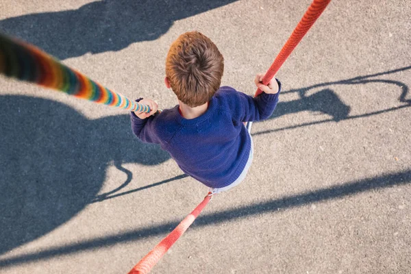 Мальчик Цепляется Веревку Игровой Площадке — стоковое фото
