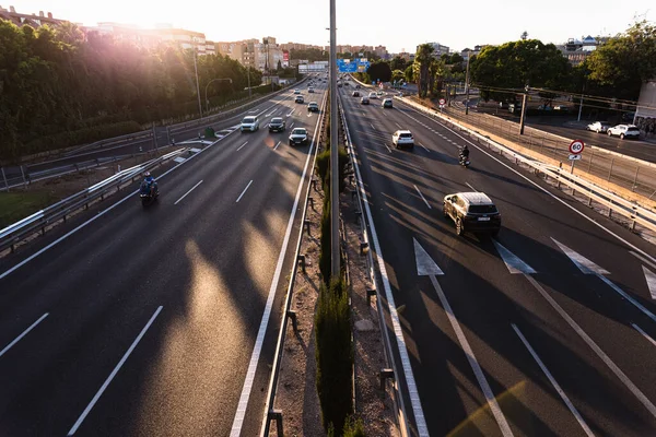 Valencia, İspanya - 7 Eylül 2020: Yazın son günlerinde şehir yolunda arabalar sürülür.