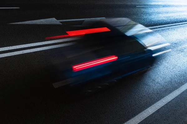 Araba uyanıyor, süpürülüyor, karanlık bir şehir yolunda fosil yakıtla sürülüyor..