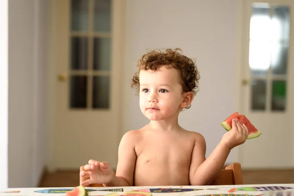 Bebé Pelo Rizado Come Fruta Sentada Casa Verano — Foto de Stock