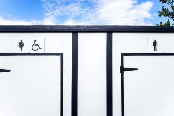 Белые Портативные Туалеты Местом Женщин Мужчин Инвалидов — стоковое фото