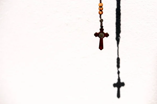 Ροζάριο Ξύλινες Χάντρες Και Χριστιανικό Σταυρό — Φωτογραφία Αρχείου