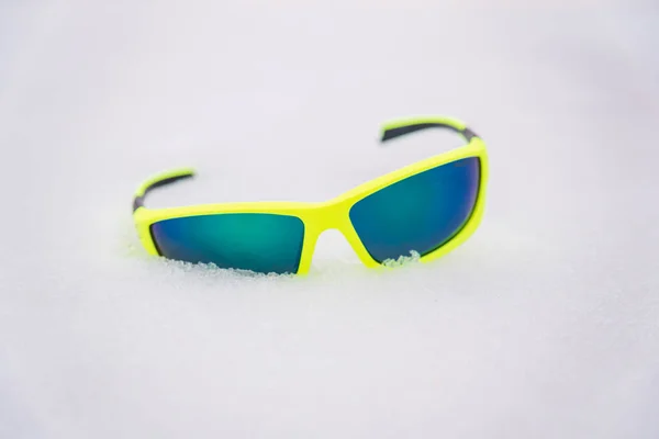 Sportowe Okulary Przeciwsłoneczne Ważne Dla Ochrony Oczu Śniegu Obiekt Ośnieżonym — Zdjęcie stockowe