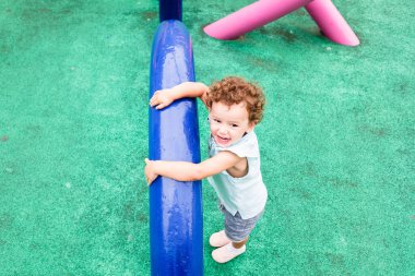 Genç kız kaygısız oynuyor ve spor parkında gülüyor..