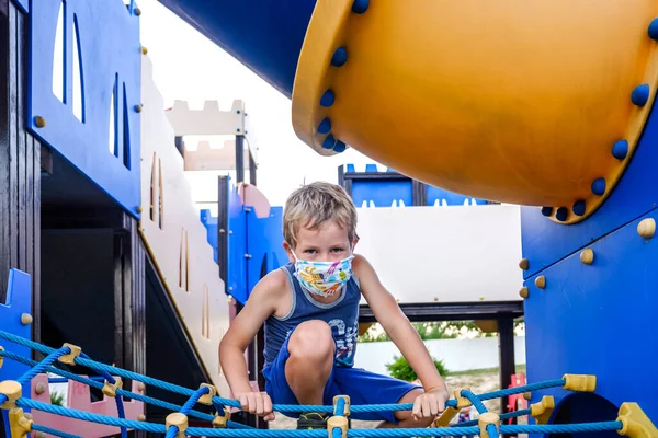 Menino Empoleirado Playground Está Usando Uma Máscara Higiene Infantil Durante — Fotografia de Stock