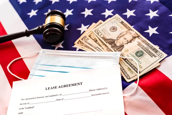 Kira Sözleşmesi Imzalanmaya Hazır Kovid Salgını Sırasında Amerikalı Bir Avukat — Stok fotoğraf