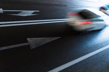 Süpürme kontrastlı araba bir tünelin içinde yüksek hızda ilerliyor..