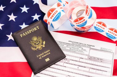 Amerikan Bayrağına Birleşik Devletler pasaportu almak ve seçimlerde oy kullanabilmek için başvuru.