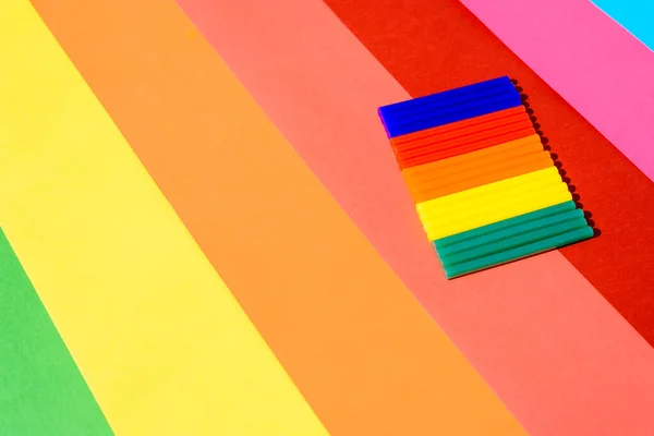 Pegamento Silicona Colorido Pega Sobre Fondo Líneas Vibrantes —  Fotos de Stock