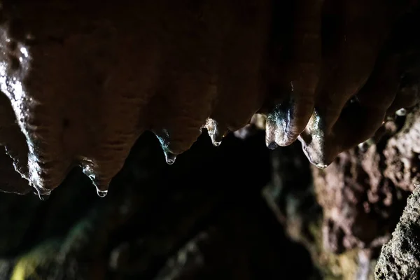 Капли Воды Внутри Пещеры Создают Сталактиты — стоковое фото