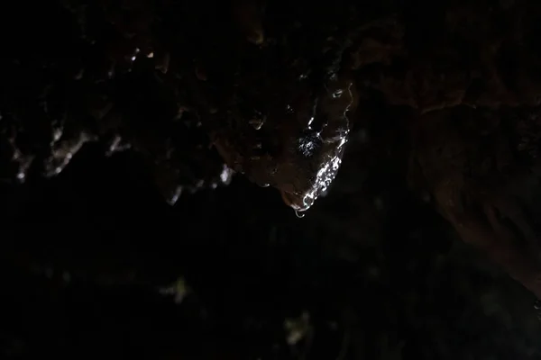 Капли Воды Внутри Пещеры Создают Сталактиты — стоковое фото