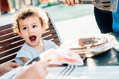 Genç bayan atıştırmalık olarak çikolatalı pastadan hoşlanıyor..