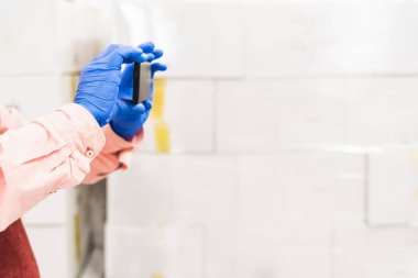 Plastik eldivenler enfeksiyonlardan korunmak için gereklidir, güvenli bir cep telefonu kullanılır..