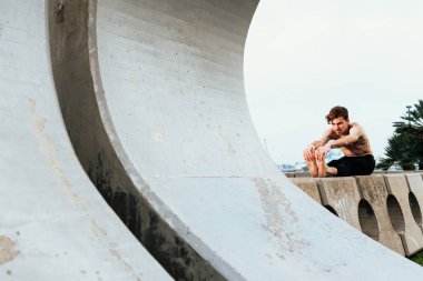 Genç erkek koşucu esneklik kazanmak için dışarı çıktı..